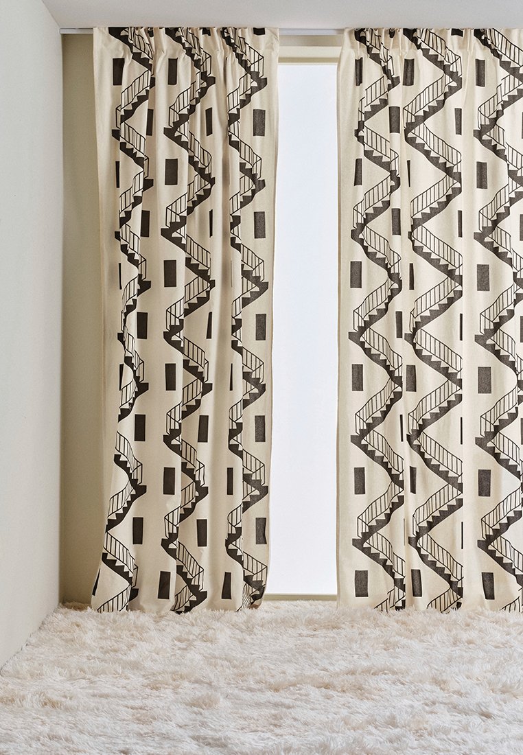 Zwei gemusterte Vorhänge mit einem Zickzackdesign aus Treppen und rechteckigen Formen, aus leichtem Stoff in Creme- und Dunkelbraun-Tönen.