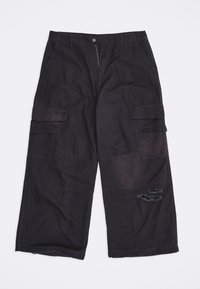 Μαύρο παντελόνι cargo με φαρδιά μπατζάκια, πολλαπλές τσέπες και σκισίματα στο δεξί μηρό, τοποθετημένο επίπεδα σε λευκό φόντο.