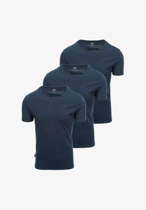 Kolme tummansinisestä, pehmeästä puuvillakankaasta valmistettua pyöreäkaulaista paitaa, joissa on lyhyet hihat ja normaali istuvuus.