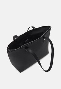 Sac cabas en cuir noir avec fermeture éclair, doté de deux longues anses, d'une finition texturée et d'un intérieur spacieux.