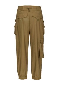 Maslinasto zelene cargo hlače napravljene od laganog materijala, sa elastičnim pojasom, višestrukim džepovima i naboranim manžetama na gležnjevima.