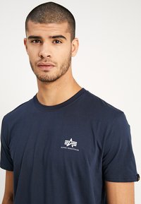 Alpha Industries SMALL LOGO - Tricou basic - navy
