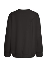 Sudadera negra con un ajuste relajado, que presenta un cuello redondo, hombros caídos y un detalle de costura diagonal en la parte posterior. Textura suave.