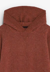 Sudadera de color óxido con un tejido texturizado, que presenta un cuello y capucha acanalados. Pequeños destellos de amarillo y negro están dispersos por toda la tela.