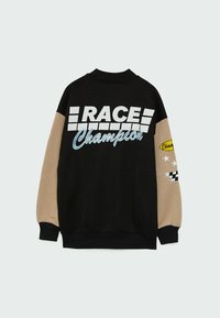 Sweat-shirt noir avec manches beige affichant le texte "RACE Champion" et des graphismes sur le thème de la course au dos et sur la manche droite.