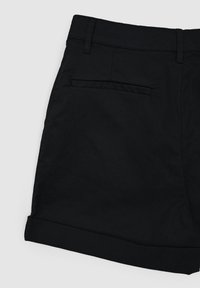 Pantaloni shorts neri realizzati in tessuto liscio con orlo piegato, dotati di una tasca posteriore e passanti per cintura, in un design semplice e minimalista.