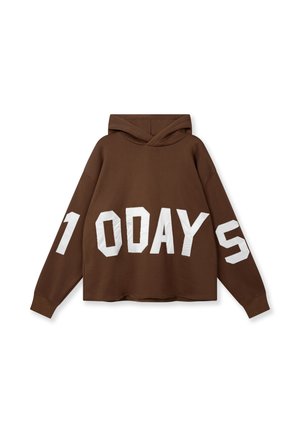 Sudadera marrón de tela suave con diseño corto. Presenta una gran inscripción blanca "100 DAYS" en el frente y mangas largas.