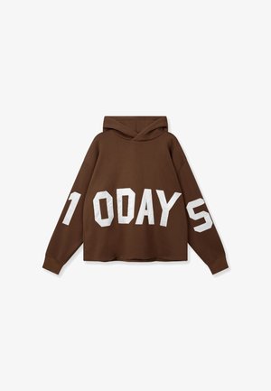 Felpa marrone in tessuto morbido con design corto. Presenta una grande stampa bianca "100 DAYS" sul davanti e maniche lunghe.