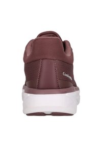 Bordeaux urheilusandaalit, joissa on teksturoitu kangasosa, pehmustettu nilkkapanta ja valkoinen kumipohja. Sivulla on brändinimi "Comfort".