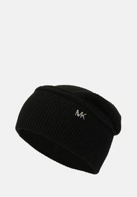 Sort ribbet strikket hue med en foldet kant og et metallic sølv MK-logo foran. Blød tekstur, klassisk design og tætsiddende pasform.