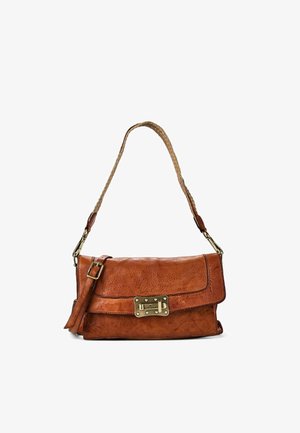 Borsa a tracolla in pelle marrone con tracolla intrecciata, fibbia regolabile e chiusura anteriore color oro su sfondo bianco.
