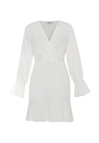 Robe portefeuille blanche à manches longues avec fines rayures verticales, poignets évasés, taille ajustée et ourlet à volants.