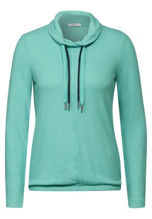 Sudadera de manga larga en azul claro con capucha en forma de cowl, cremallera frontal y cordones. Textura suave con costuras sutiles y detalles metálicos.