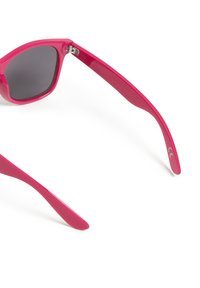 Occhiali da sole in plastica rosa con montatura lucida, lenti grigie e design curvo. Marchio CE discreto sulla parte interna dell'asta.