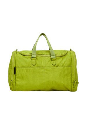 Sac de sport vert en tissu texturé ; il possède des poignées de transport doubles, une fermeture éclair supérieure et des poches zippées sur les côtés.