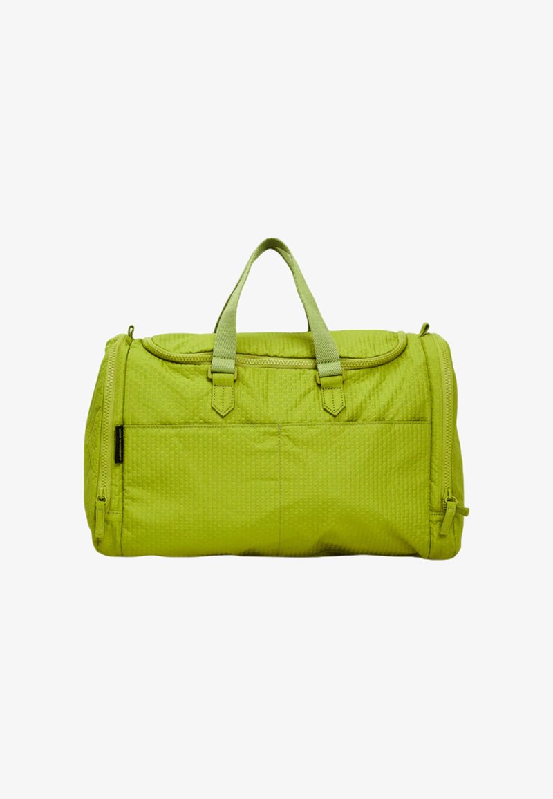 Sac de sport vert en tissu texturé ; il possède des poignées de transport doubles, une fermeture éclair supérieure et des poches zippées sur les côtés.