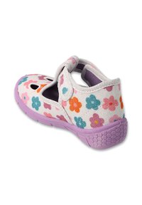 Dziecięce buty z białą kanwą w kwiatowy wzór, z wielokolorowymi kwiatami. Fioletowa gumowa podeszwa z heksagonalnym wzorem, z zapięciem na rzepy.