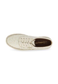 Scarpa bianca stringata con superficie testurizzata, caratterizzata da un motivo sottile, dettagli cuciti e una suola in corda naturale. Il logo all'interno riporta "Les Tropéziennes."