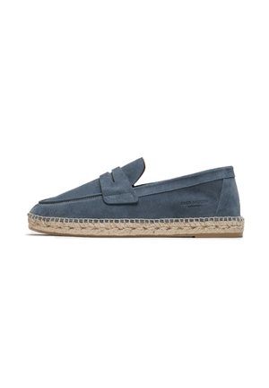 Navyblauwe suède instap schoenen met een geweven jute espadrille zool en een gestikte accentdetail aan de voorkant. Platte, casual uitstraling.