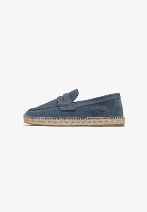 Navyblauwe suède instap schoenen met een geweven jute espadrille zool en een gestikte accentdetail aan de voorkant. Platte, casual uitstraling.