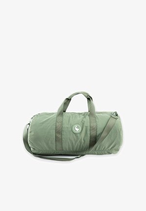 Bolsa de deporte cilíndrica de color verde claro con dos asas, correa de hombro ajustable y un logotipo redondo con un pájaro blanco en el centro.