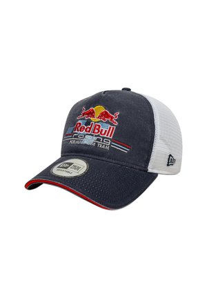Gorra de béisbol de malla gris y blanca con el logo de Red Bull Racing, correa ajustable, visera curva con acento rojo y detalles bordados.