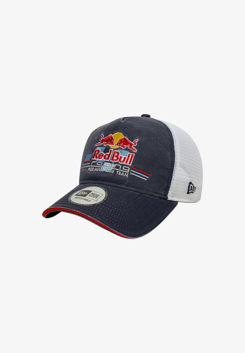 Szara i biała siatkowa czapka baseballowa z logo Red Bull Racing, regulowany pasek, zakrzywiony daszek z czerwonym akcentem oraz haftowane detale.