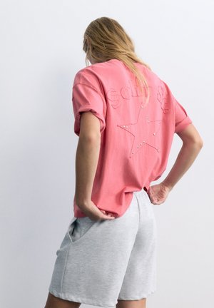 PULL&BEAR, OVERSIZE WITH SOHO STREET AND STAR GRAPHIC - T-SHIRT - T-shirt con stampa - pink