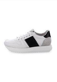 Weiße Leder-Sneaker mit einem schwarzen Zickzackakzent, grauem Velourslederschaft und strukturiertem Profil. Ausgestattet mit flachen Schnürsenkeln und abgerundeter Zehenpartie.