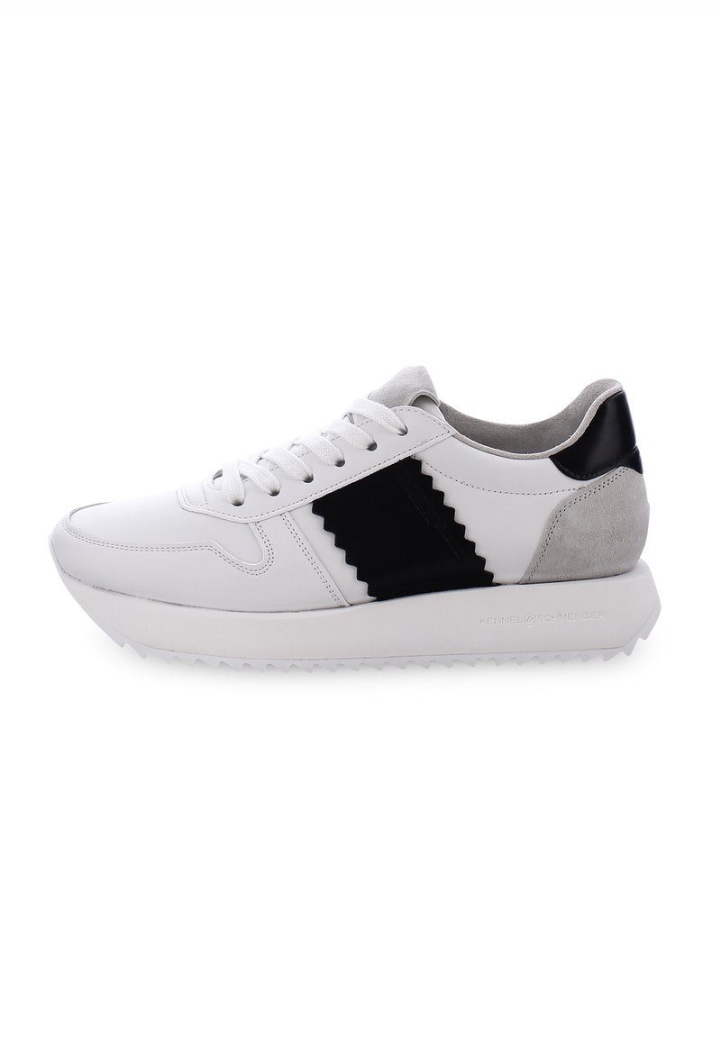 Weiße Leder-Sneaker mit einem schwarzen Zickzackakzent, grauem Velourslederschaft und strukturiertem Profil. Ausgestattet mit flachen Schnürsenkeln und abgerundeter Zehenpartie.