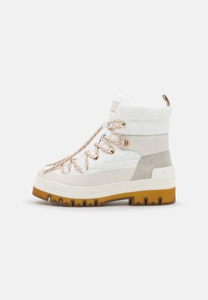 LACED OUTDOOR BOOT - Stivaletti stringati - ecru