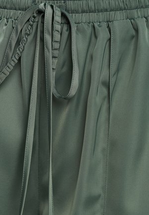 Satin šorti muted zaļā krāsā ar elastīgu vidukļa joslu un auklu, ar maigu, gludu tekstūru.