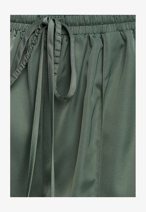 Satin šorti muted zaļā krāsā ar elastīgu vidukļa joslu un auklu, ar maigu, gludu tekstūru.