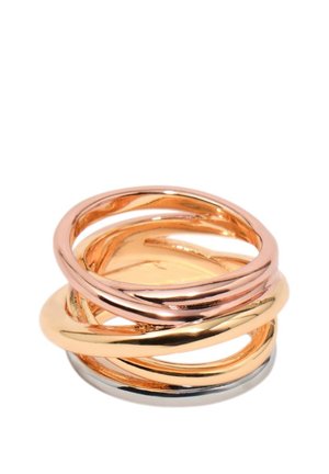 Tres anillos metálicos lisos entrelazados en oro rosa, oro amarillo y plata que forman un anillo de banda ancha sobre un fondo blanco.