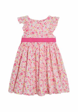 Vestido floral con mangas cortas con volantes, patrón floral rosa sobre un fondo claro, falda fruncida y una cinturilla sólida rosa.