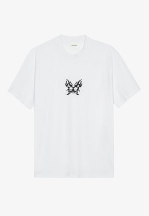 Camiseta de algodón blanca con mangas cortas y escote redondo. Presenta un diseño de mariposa tribal negra centrado en el pecho.