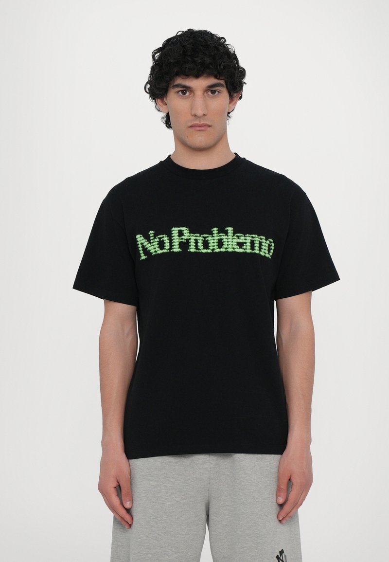 Tricou negru din bumbac cu textul texturat verde "No Problema" pe față. Mâneci scurte și gât rotund.