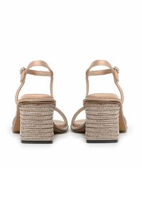 Beige hoge hak sandalen met een gevlochten, gestructureerde blokhak, enkelbandje en open teen ontwerp, voorzien van subtiele strass-details.