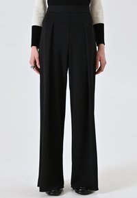 Selezionato, black