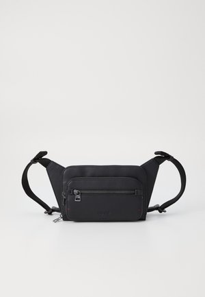 Sac banane noir avec sangles réglables et poche avant zippée sur un fond clair.