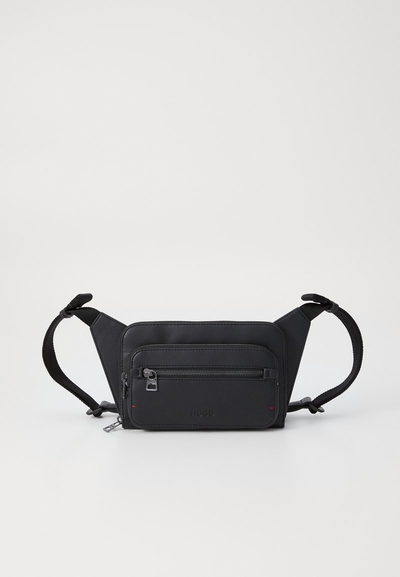 Sac banane noir avec sangles réglables et poche avant zippée sur un fond clair.