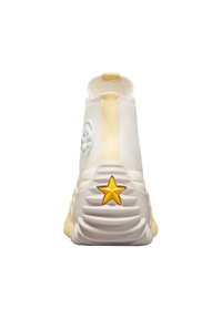 Vit hög sneaker med texturerad baksida, gul stjärndetalj och ljusblå logotypdetalj. Gummisula med lager av riller.