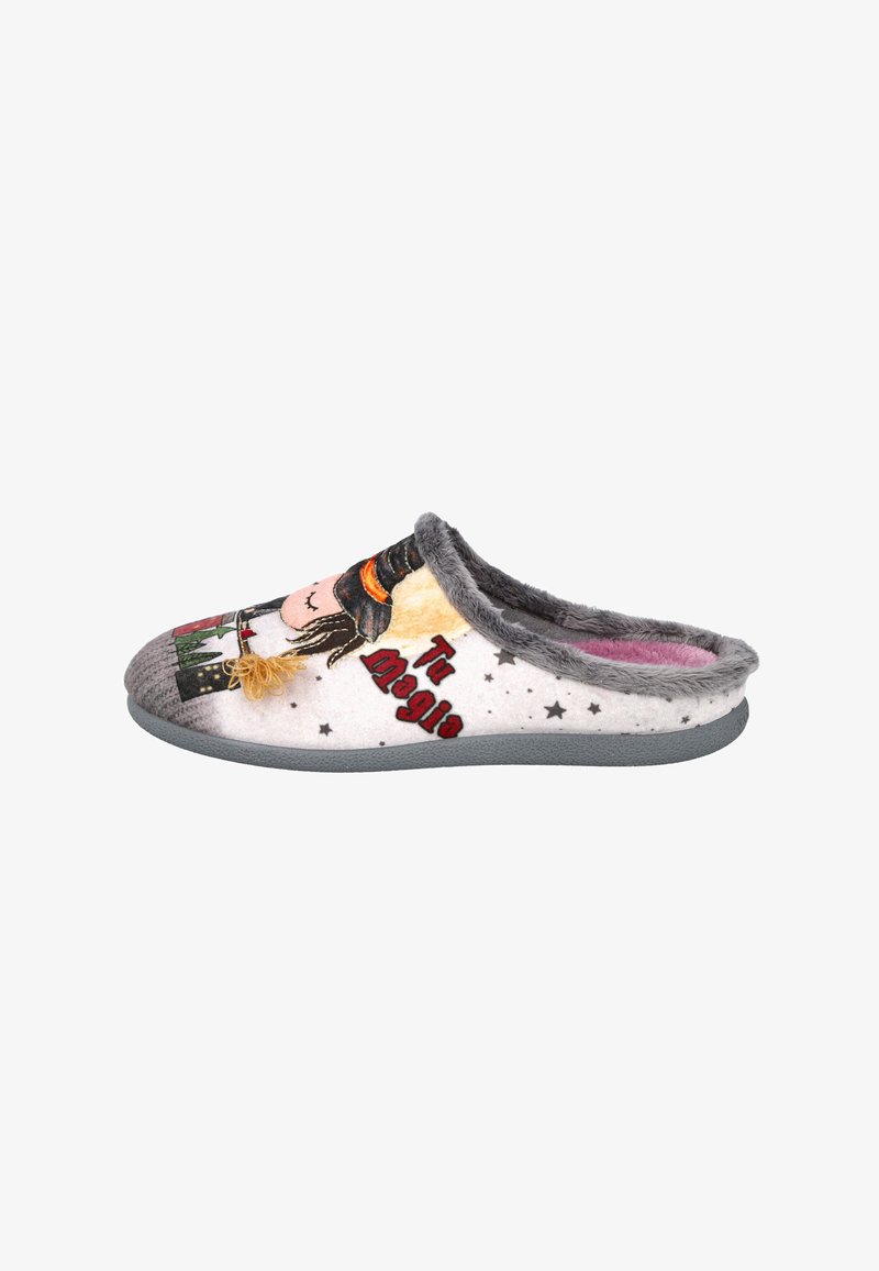 Zapatilla gris con un diseño de bruja, texto "Tu Magia", patrones de estrellas y un borde de peluche, mostrada desde un lado sobre un fondo blanco.