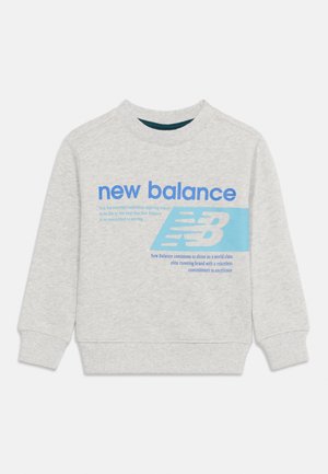 Ανοιχτό γκρι φούτερ με στρογγυλή λαιμόκοψη, μπλε κείμενο "new balance", μπλε λογότυπο "NB" και εμπνευστικό κείμενο της μάρκας στο μπροστινό μέρος.