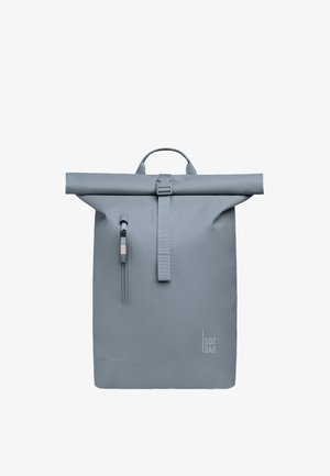 Harmaa rullaton reppu, joka on valmistettu kestävästä materiaalista. Repussa on etuosa vetoketjullinen tasku, säädettävä olkahihna ja logotieto alareunassa.