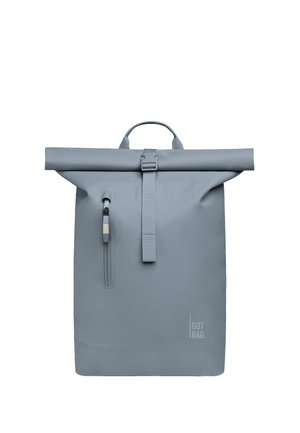 Grå rulle-top rygsæk lavet af holdbart materiale, med en frontlomme med lynlås, justerbar strop og logo detaljer nederst.