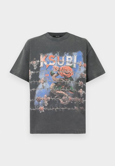 Γκρι ανθρακί T-shirt με το κείμενο "KSUBI", που παρουσιάζει ένα κόκκινο τριαντάφυλλο και γραφικό φιδιού περιελισσόμενου με συρματοπλέγματα πάνω σε ξεθωριασμένο μπλε φόντο.