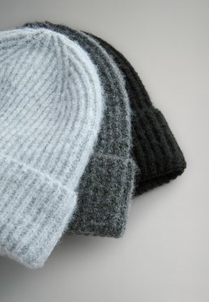 Tři pletené čepice v světlé šedé, tmavě šedé a černé barvě. Žebrovaná textura s designem skládaného lemu, vyrobené z měkké vlněné látky.