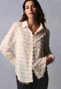 Next REGULAR FIT - Nööpidega pluus - ecru