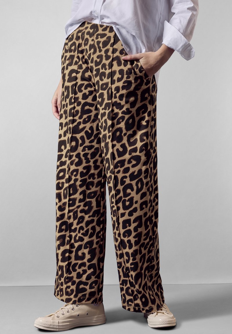 Beige-und-schwarze Leopardenmuster-Hose mit weitgeschnittenem Bein, hoher Taille, seitlichen Taschen und weichem Stoffgefühl.